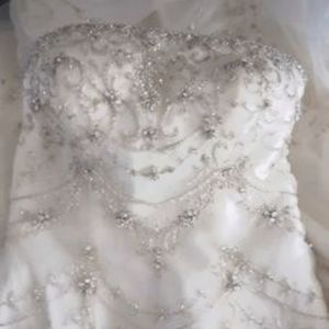 Beautiful Ivory size 6